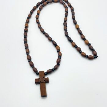 Holzkreuze mit Kette